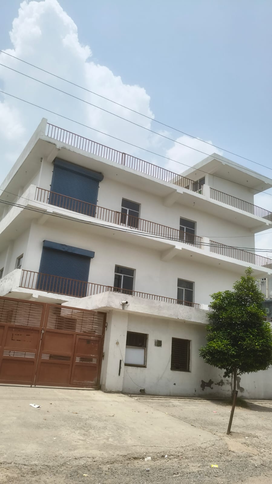 INDUSTRIAL BUILDING FOR SALE IN JEWAR SEC 32 ,300 SQUARE METER