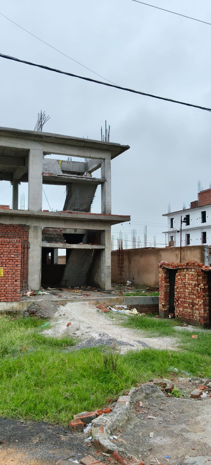 INDUSTRIAL BUILDING IN JEWAR SEC 32 FOR RENT 300 SQUARE METER