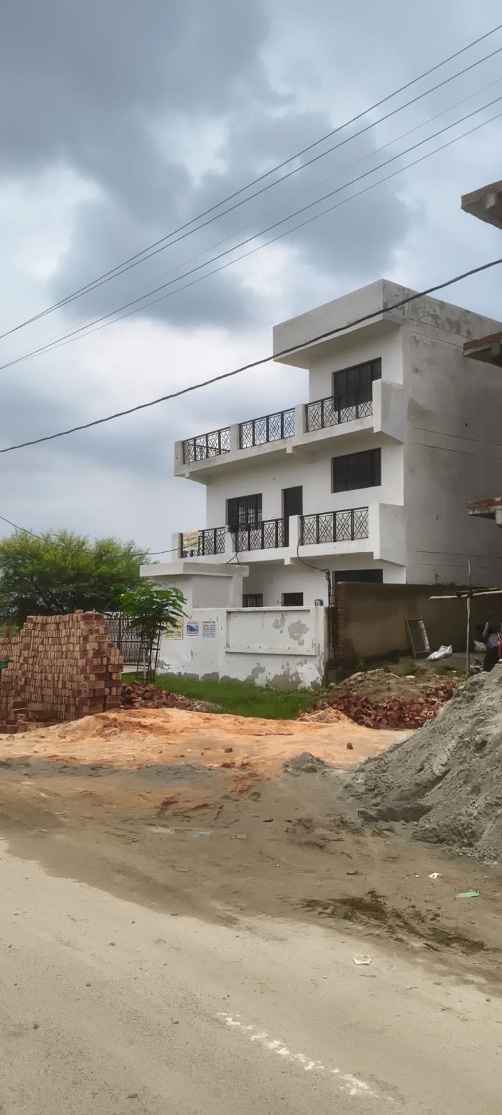 900 SQ MTR INDUSTRIAL BUILDING IN NOIDA SECTOR 16 NEAR BY METRO STATION